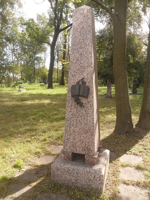 900px-Могила_литературоведа_Владимира_Орлова