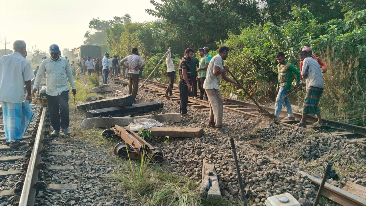 ১৬ ঘণ্টা পর উদ্ধার লাইনচ্যুত কর্ণফুলী কমিউটার