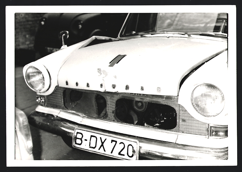 4 Fotografien Auto Borgward Arabella Kfz Kennzeichen Berlin PKW mit Front und Heckschaden nach Unfal