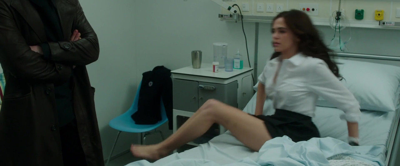 LEGS-COOL-Zoey-Deutch-18