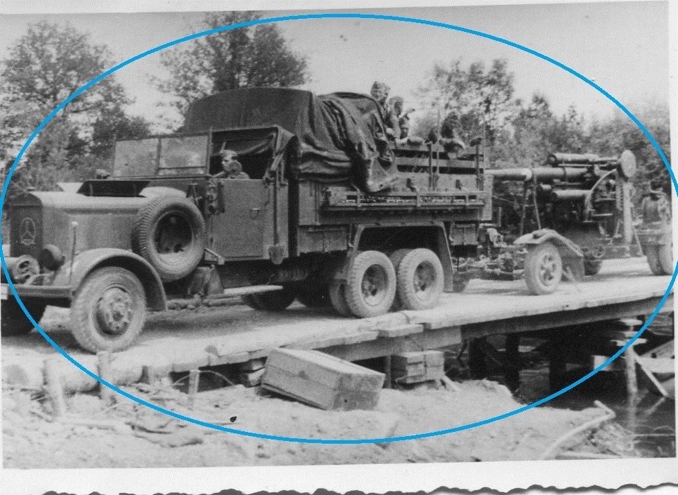 Foto WW II Front LKW Benz mit Artillerie Geschüt