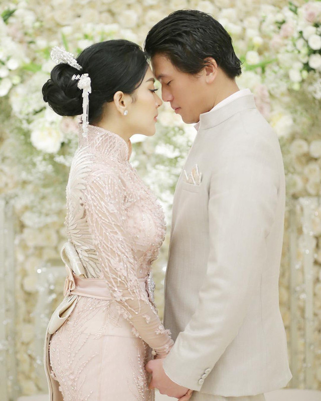 Syahrini dan Reino Barack