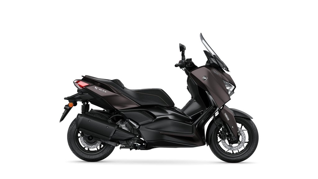 2024-Yamaha-XMAX300-ASP-EU-Dark-Magma-Studio-002-03.jpg