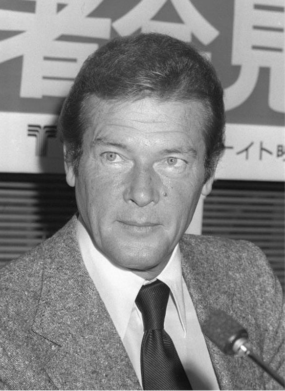 roger_moore_b32