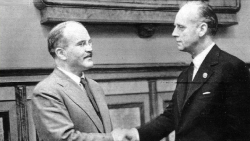 Pakt Ribbentrop–Molotov / Le pacte Hitler-Staline / CZ
