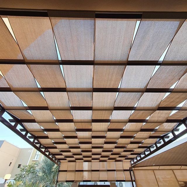 برجولة مع ستائر شفافة