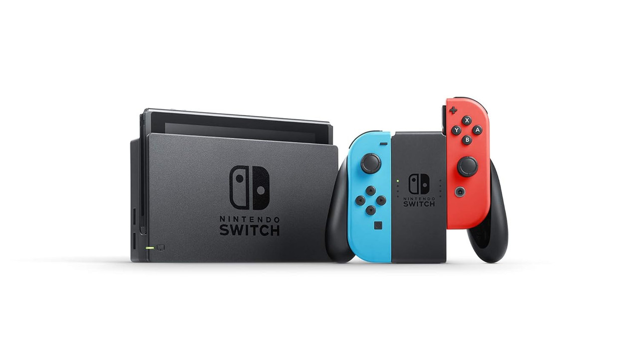 Nintendo Switch en modo portátil con los Joy-Con acoplados.