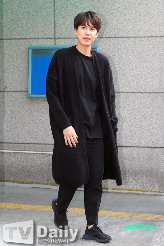 D59N5NcUYAEwGfN.jpg large