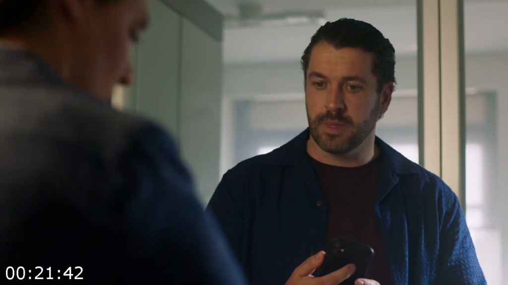 [Kép: The-Good-Ship-Murder-2023-S03E07-Ibiza-7...BONE-F.png]