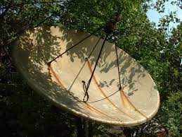 Grandes antenas parabólicas antigas