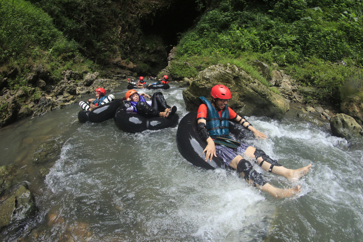 peoplewhitewaterafting.jpg