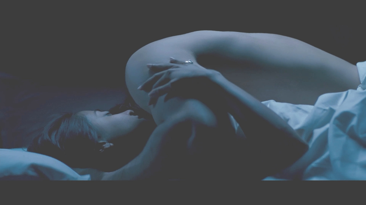 Raima Sen Hot Navel From Mirch 2010 1080p Light Version.mp4_snapshot_01.53_[2020.12.02_20.41.43]