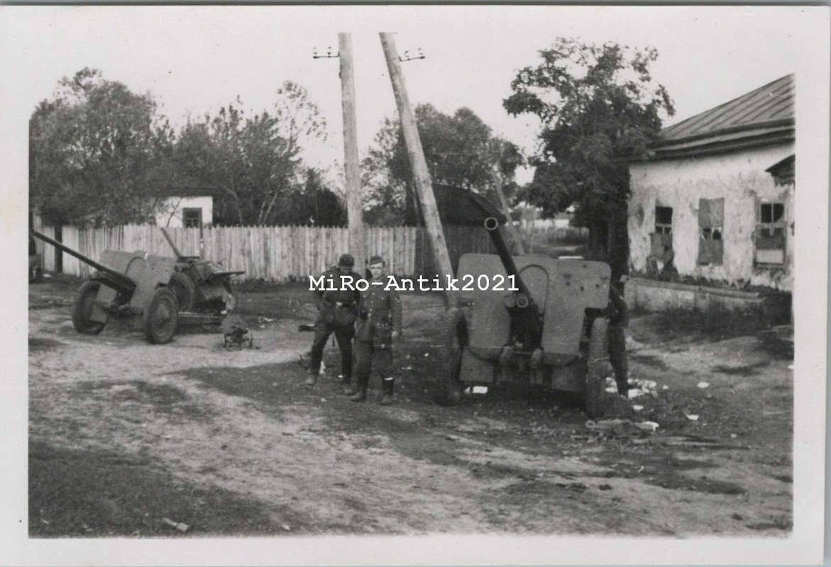 deutsche Soldaten mit russischen Beute Geschützen, Russland