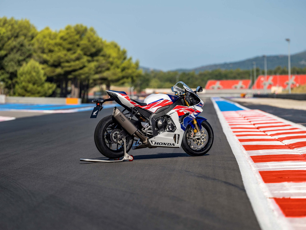 Спортбайк Honda CBR1000RR-R Fireblade SP 30th Anniversary 2022