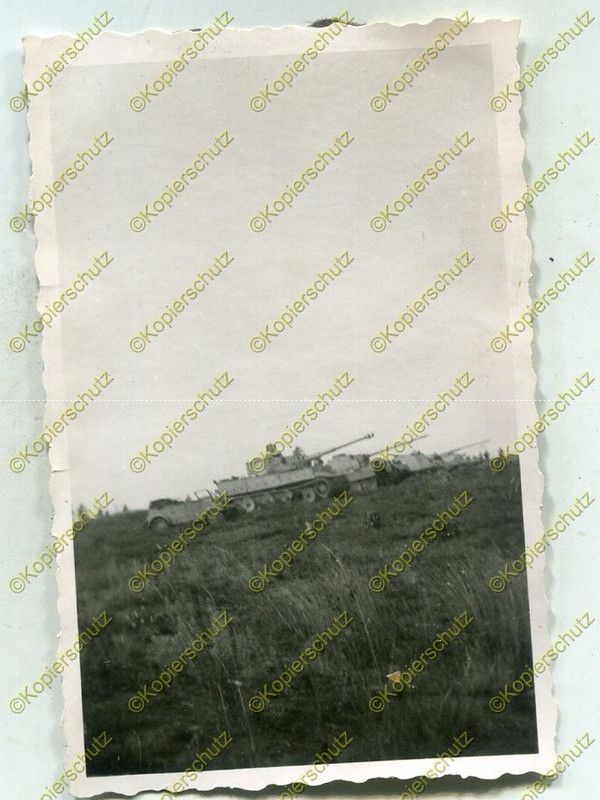 Foto, Wehrmacht, PKW, Kübelwagen vor Tiger Panzer in Bereitstell