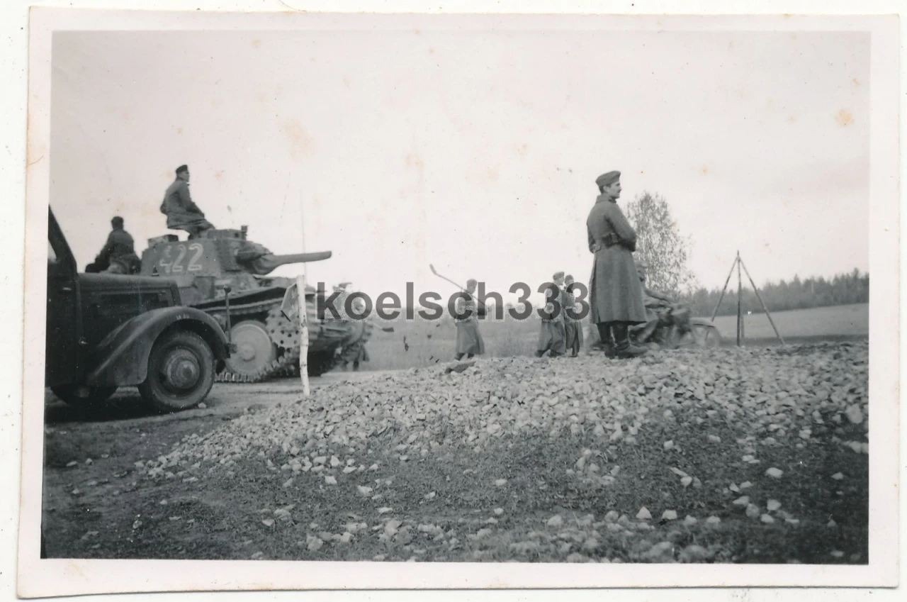 Foto Panzer 38(t) der Wehrmacht auf dem Vormarsch an der Ostfront in Russland