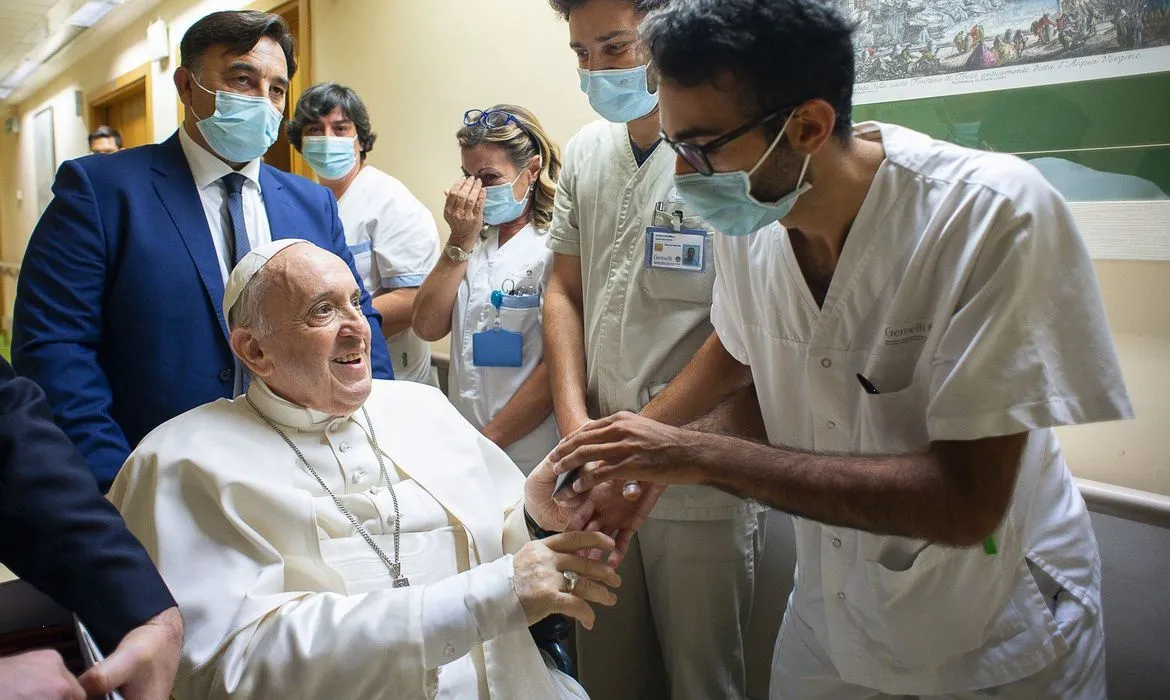 Papa Francisco se somete a chequeo médico de rutina