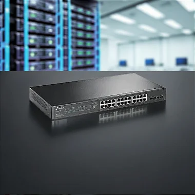 Close-up dos 4 slots SFP para conexão de fibra