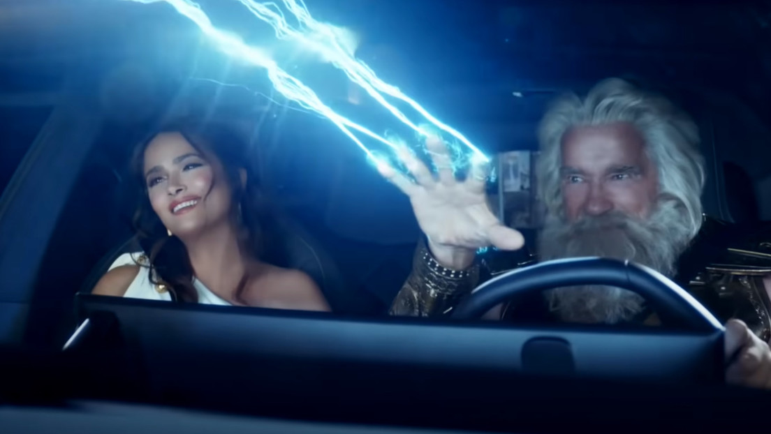 VIDEO Spot Super Bowl: Arnold Schwarzenegger e Salma Hayek come Zeus e Hera