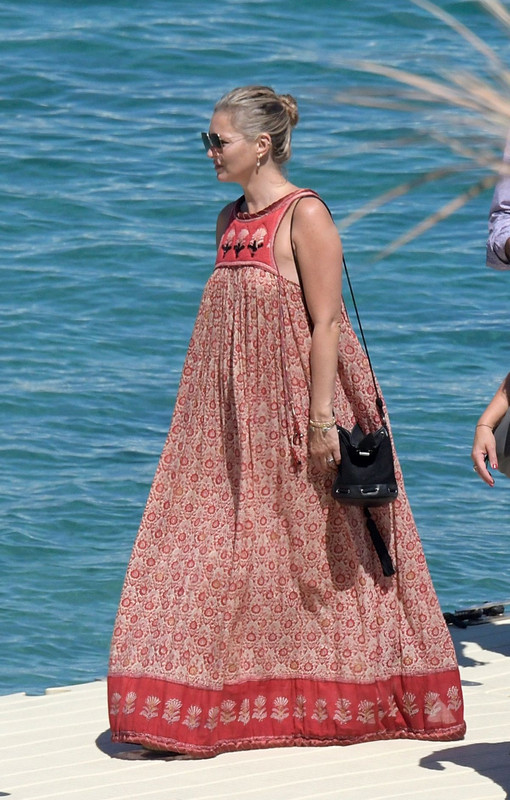 kate-moss-arrives-at-nammos-beach-in-mykonos-07-01-2018-4