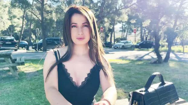 JacquieEtMichelTV – Paola – 25, dreamed of being surrounded by two guys!