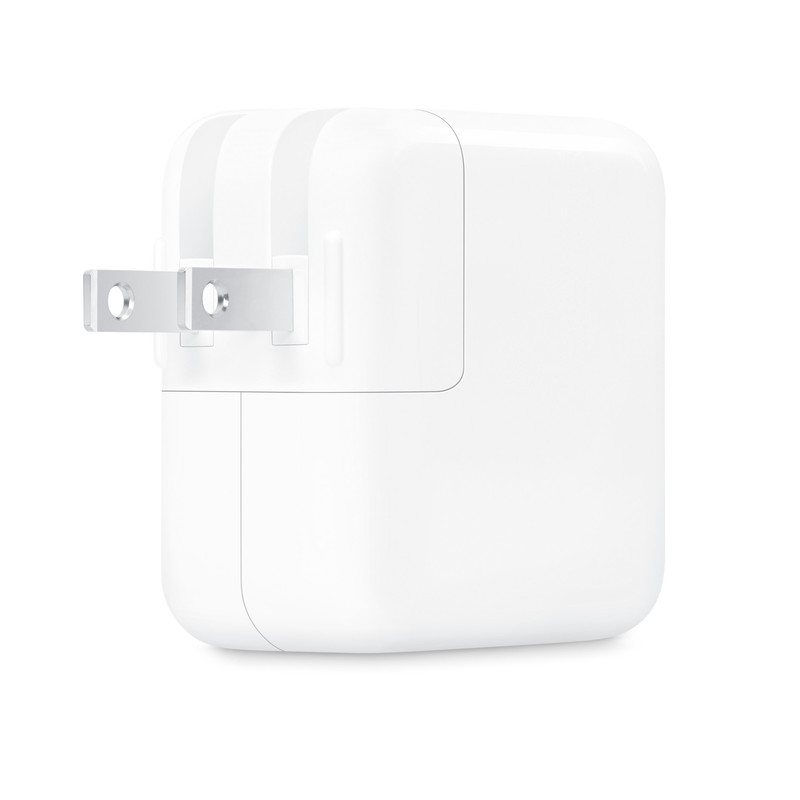 Una persona conectando dos cables USB-C al adaptador de doble puerto.