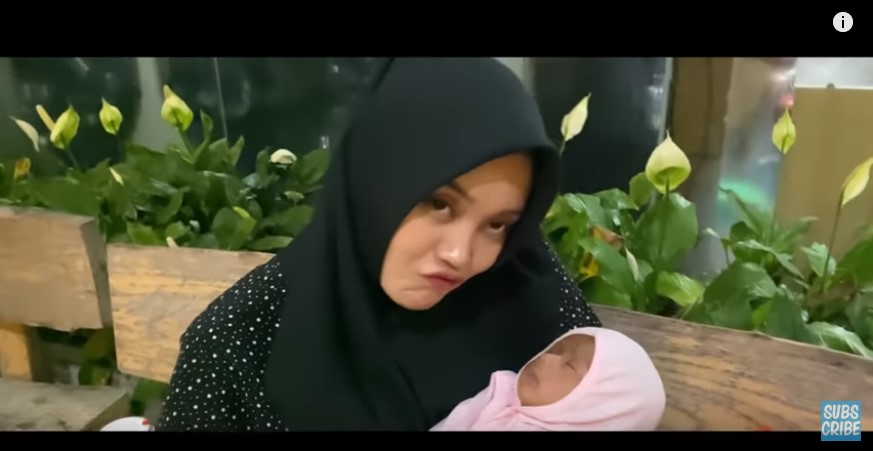 Putri Delina gendong adik baru