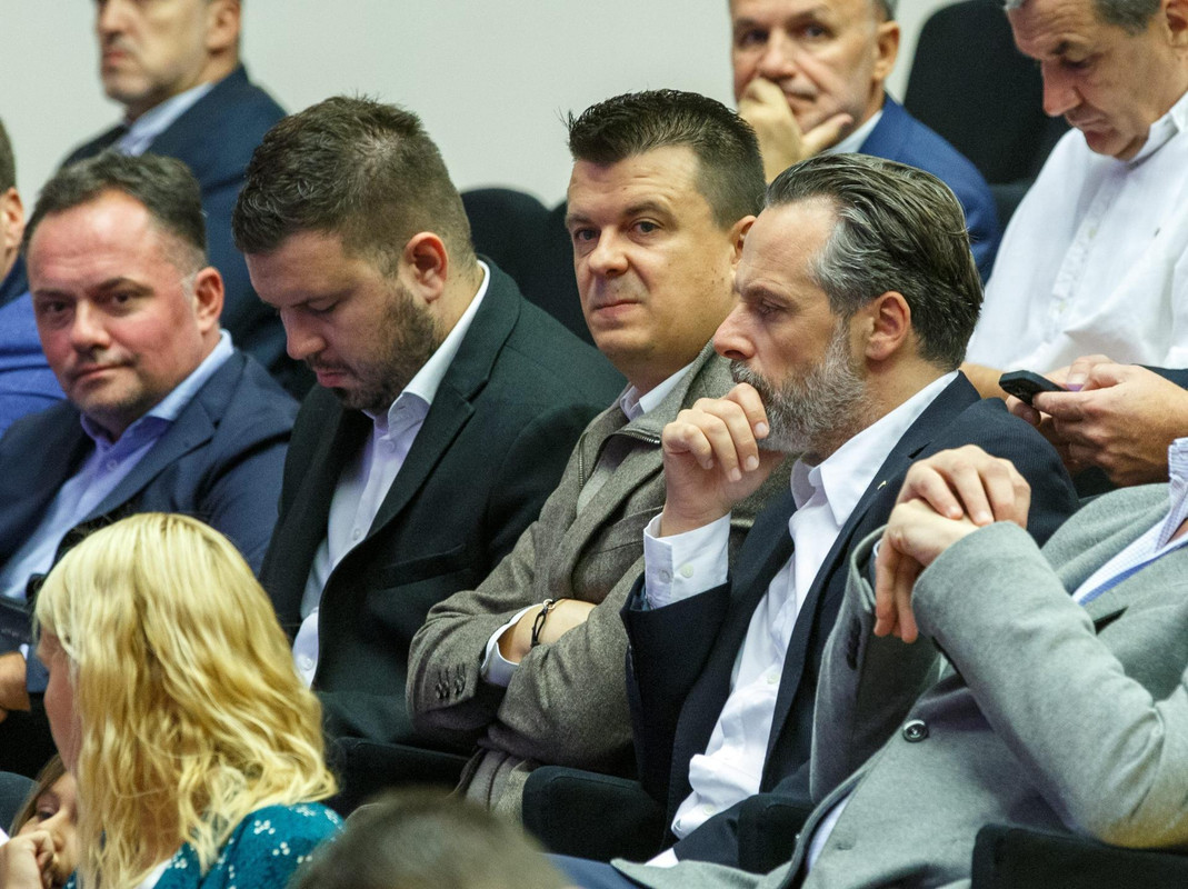 Nije niki lako... sad ce tek vidit sta znaci radit u Hajduka