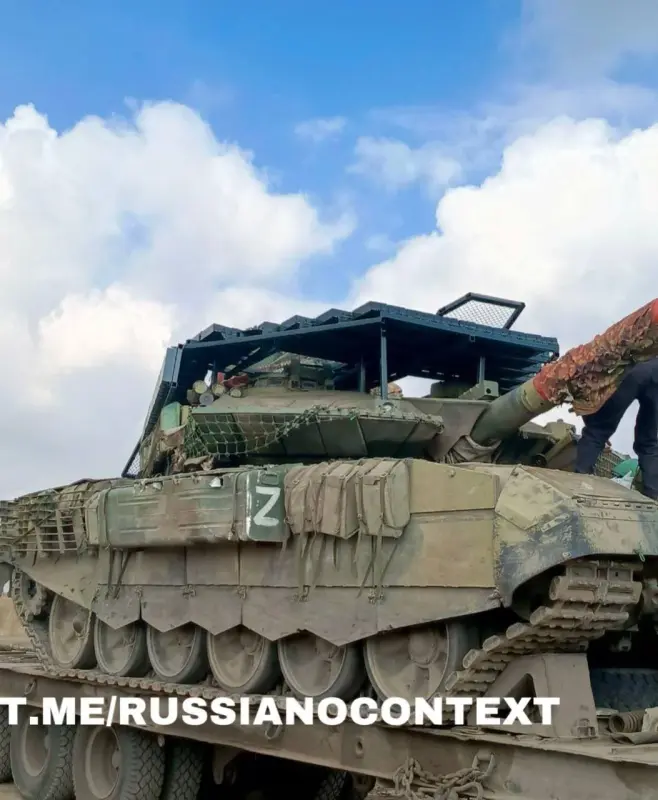Abrams de fabrication américaine vs T-90 russe T-90-M-russe-avec-cage-de-protection-Kontakt-1