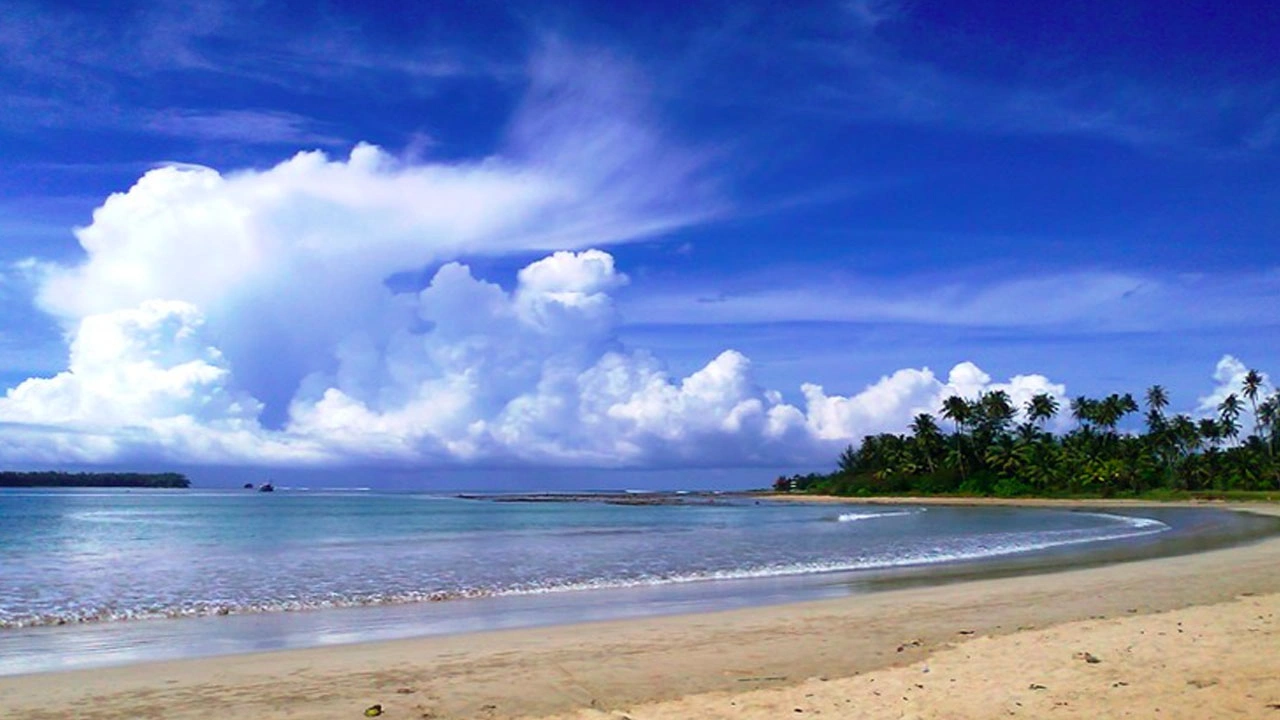 Keindahan Alam Tersembunyi di Pantai Lagundri yang Sangat Menawan