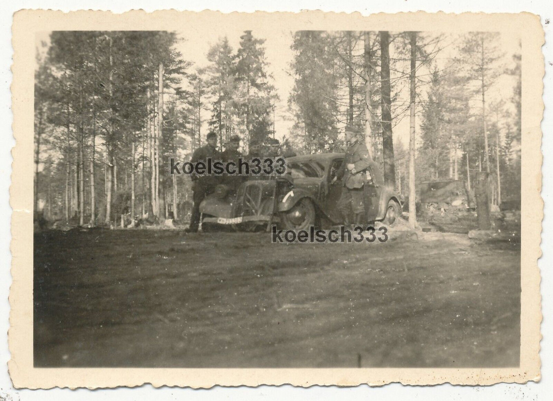 Foto Soldaten der Wehrmacht an einem französischen Citroen Beute PKW im Osten