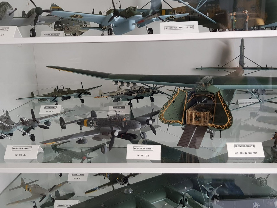 Cet Isérois veut céder son impressionnante collection de 652 maquettes d'avions miniatures Mon-objectif-est-d-etre-le-plus-proche-possible-du-modele-existant-insiste-roger-bertoloso-photo-le