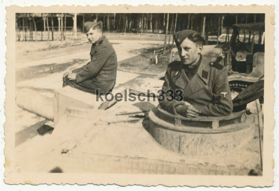 Foto Panzermänner im Sturmgeschütz Panzer mit Zimmerit im Heidelager 1944 StuG