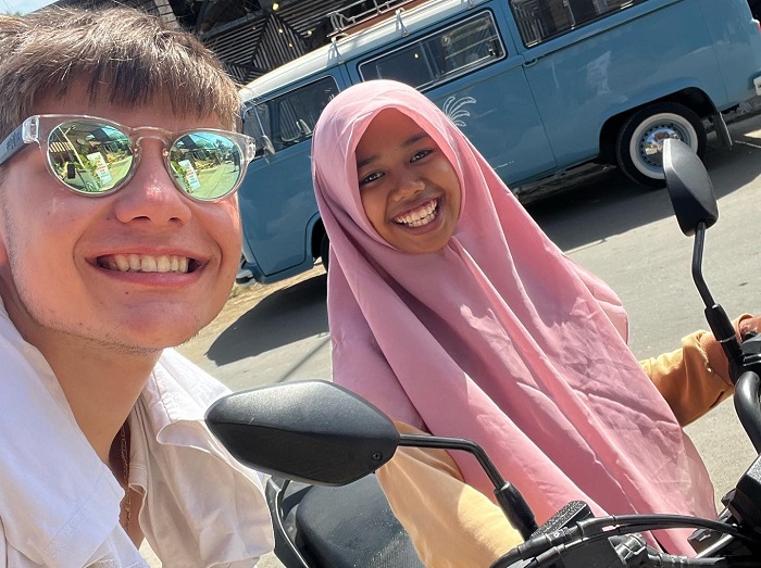 Momen Barry Baltus bersama gadis yang memboncengnya.