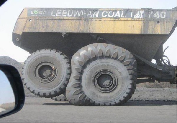 Dans un garage près de chez vous - Page 3 Cat-FAT-tire-dumper-truck-M