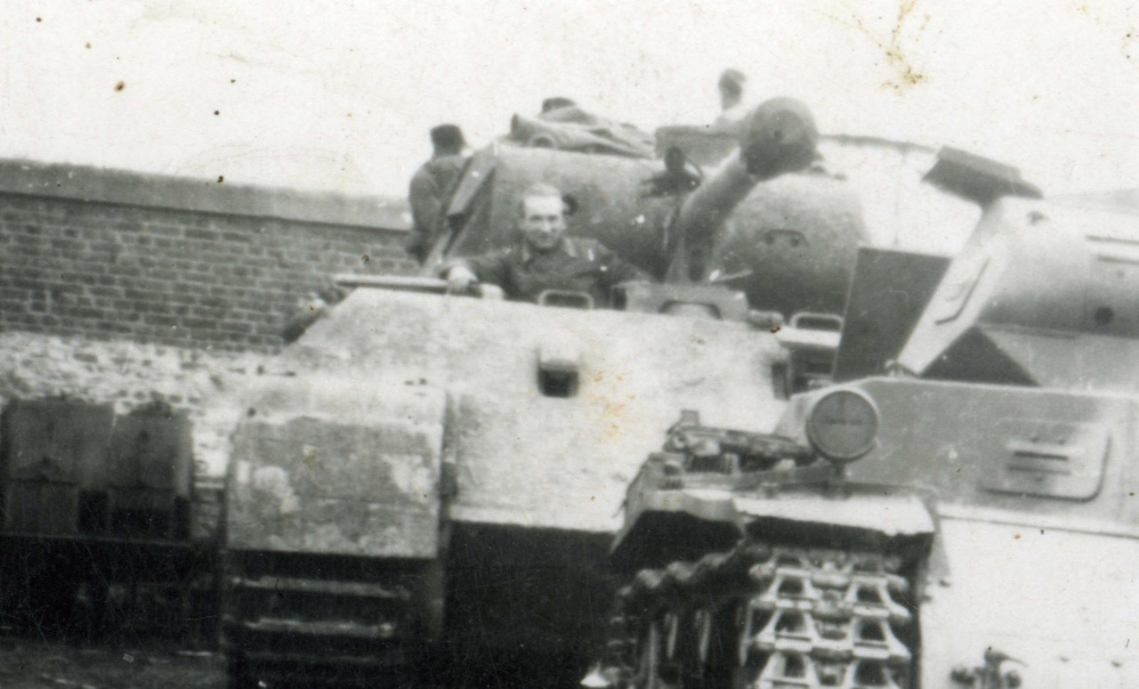 Panther Ausf D (Pz Kpfw.V Ausf.D) towed by Pz Kp