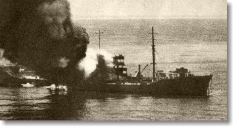 Mercante Británico en llamas durante la batalla de mediados de junio. Revista de la Royal Air Force - Suplemento Especial, 21 de junio de 1942 Mercante Británico en llamas durante la batalla de mediados de junio. Revista de la Royal Air Force - Suplemento Especial, 21 de junio de 1942