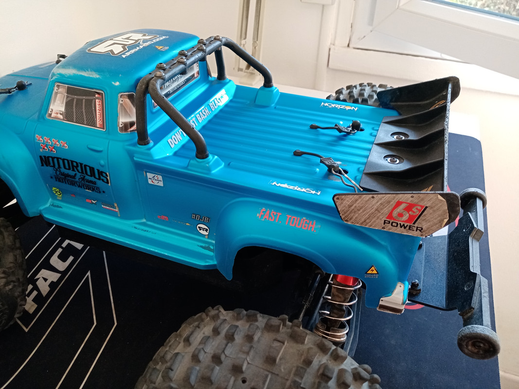 Arrma Notorious BLX 6S V5 Fixation-aileron-sur-Carro