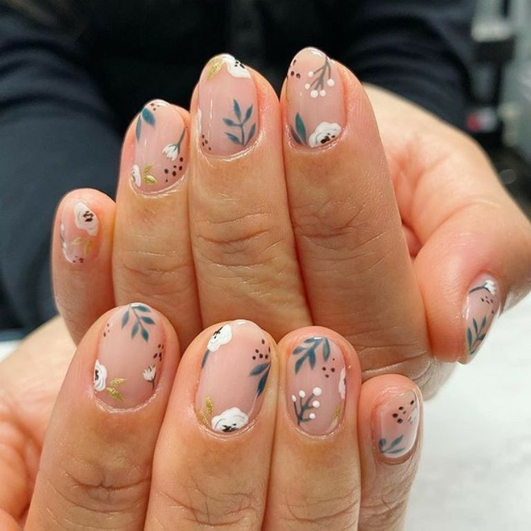 Diseños de uñas de acrílico con flores para lucir esta Primavera