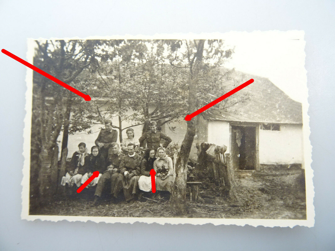 Foto, irgendwo in der Ukraine mit einheimischen Frauen, Mädchen, Ukrainerinnen