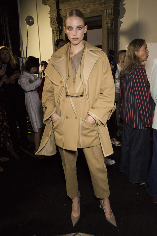 MaxMara Spring 2019 Backstage _COM1BjiIhFx