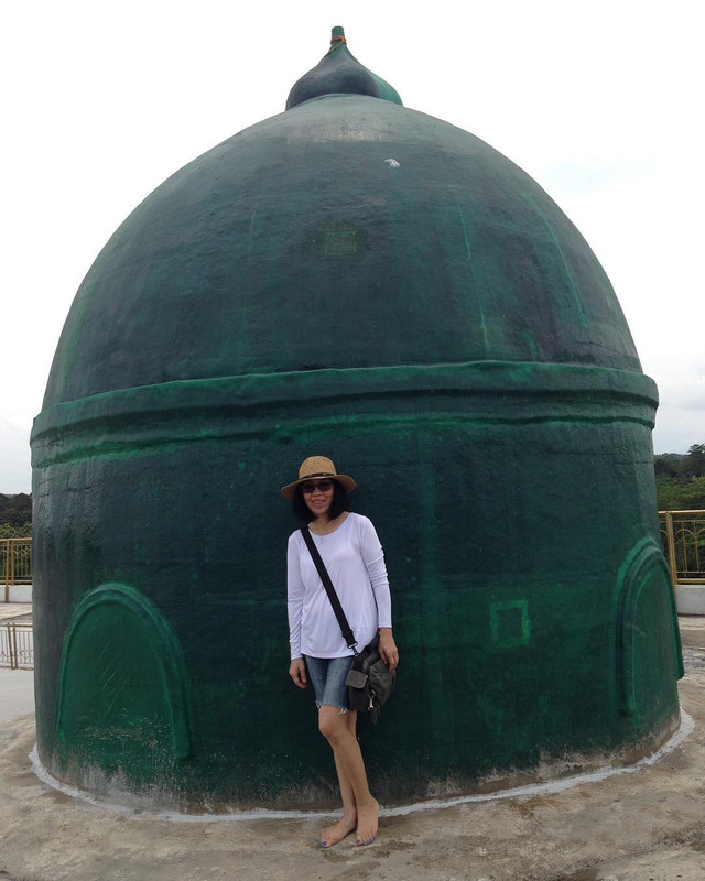 Kubah berwarna hijau di bangunan teratas Masjid As Safinatun Najah