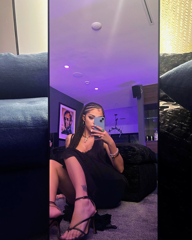 Malu-Trevejo-Feet-7608962