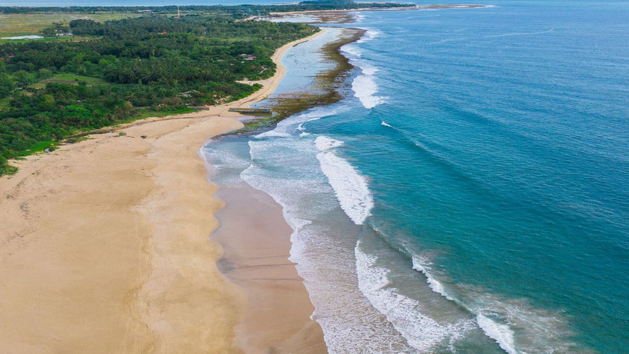 Pantai Pangumbahan Menawarkan Pesona Laut yang Menakjubkan