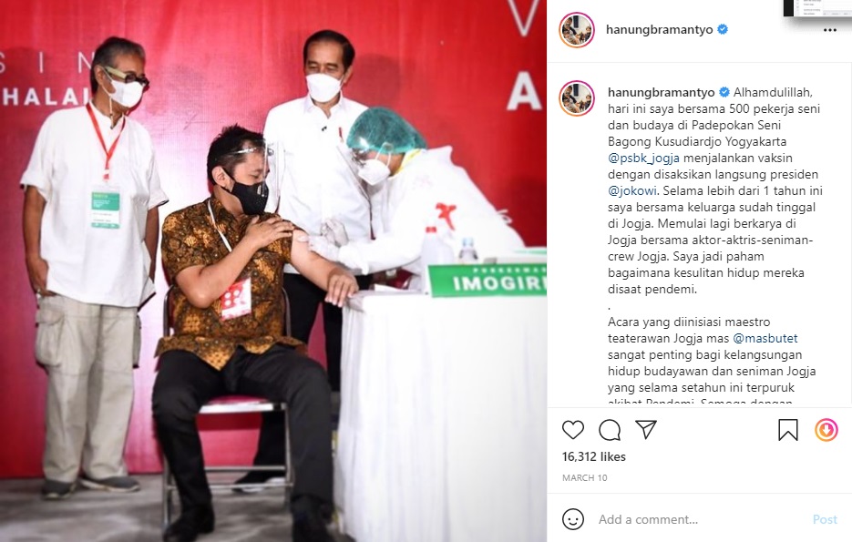 Sutradara Hanung Bramantyo mendapatkan vaksin Covid-19 pertama pada 10 Maret 2021.