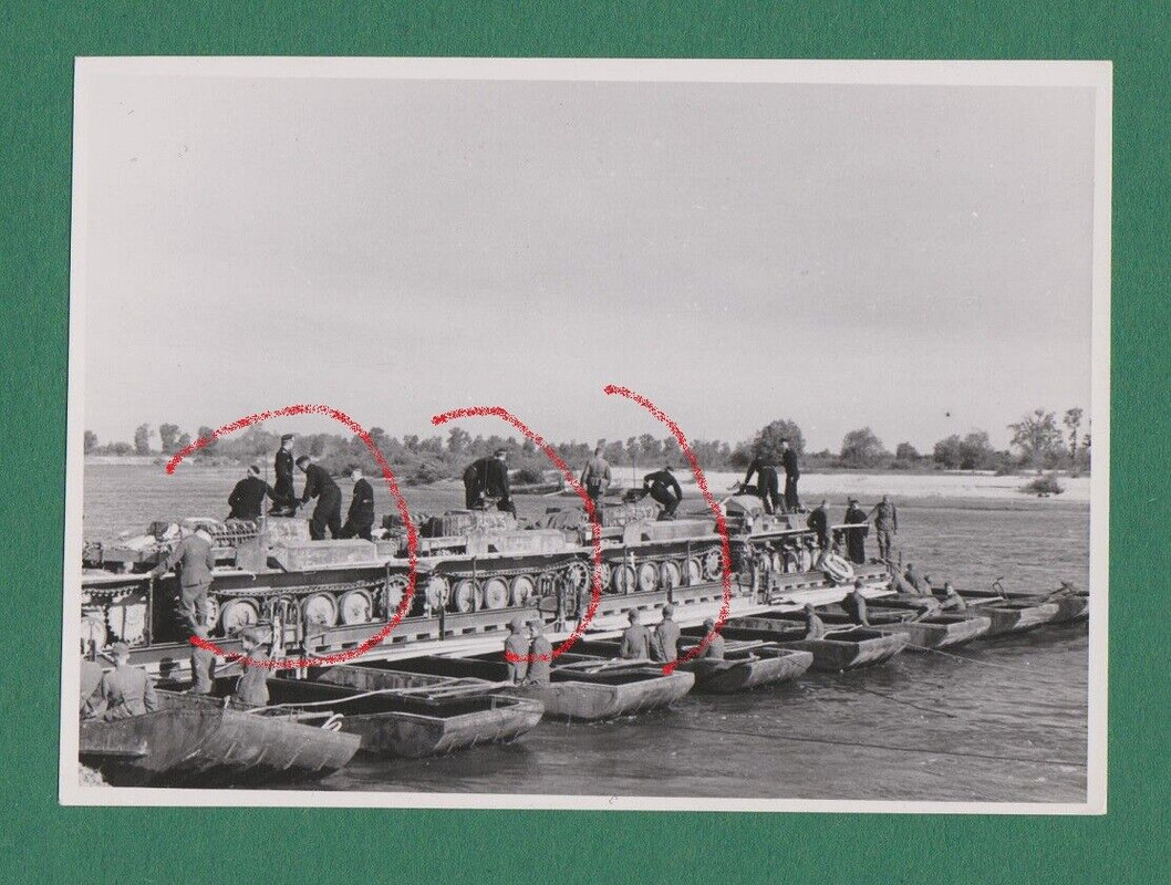 Foto Panzer Flussübergang Ponton Fähre Division Ostfront Soldat Pz WK Panzermann