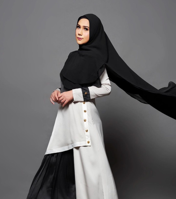 7 Potret gaya berbalut hijab ala Marini Zumarnis, stylish abis