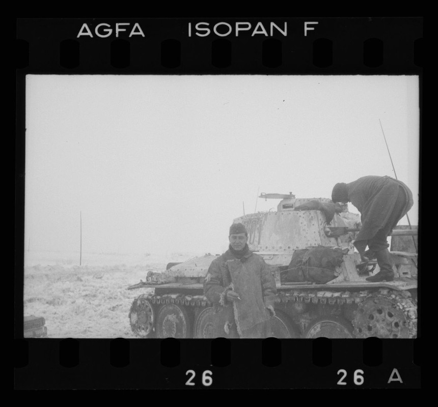 Soldaten am Sturmgeschütz