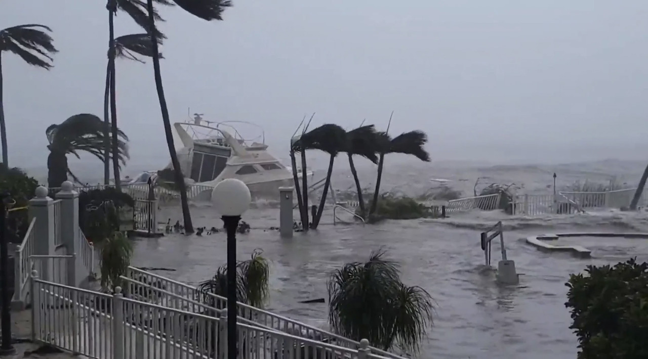 Huracán Ian: Hallan cadáveres flotando en calles inundadas de Florida