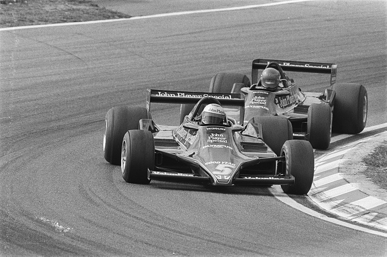 800px-Grand-Prix-Zandvoort-Mario-Andretti-op-kop-met-daar-achter-Ronnie-Petterson-Bestanddeelnr-929.jpg